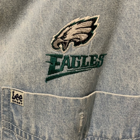 🛑SOLD🛑 NFL DENIM BUTTON DOWN EAGLES LONG SLEEVE 2X LEE’S - Picture 3 of 9